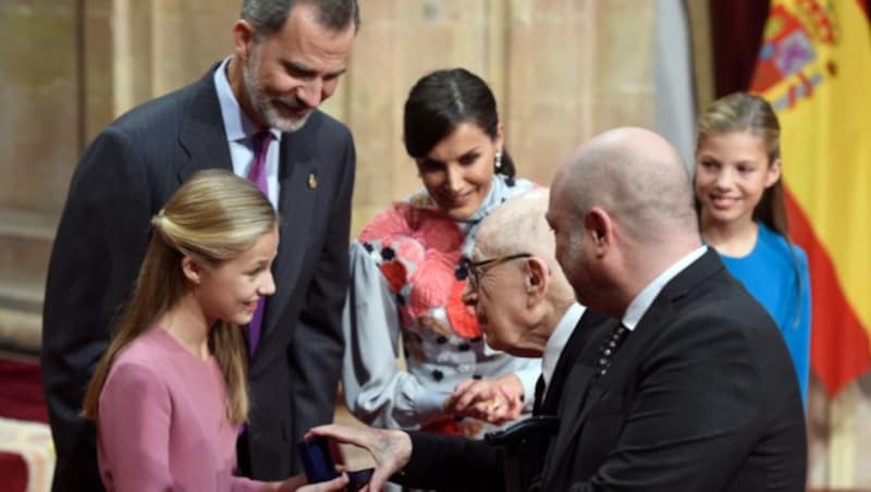 Prinzessin Leonor übergibt dem Regisseur Peter Brook eine Auszeichnung. (Bild: AFP or licensors)