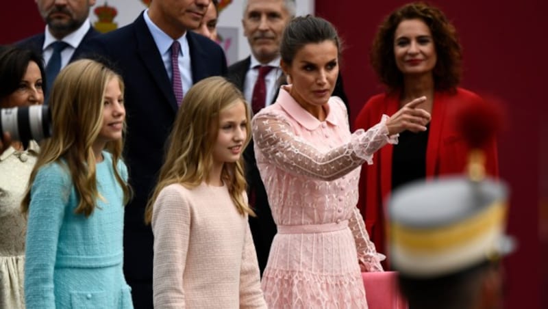 Königin Letizia mit den Prinzessinnen Leonor und Sofia (Bild: AFP )