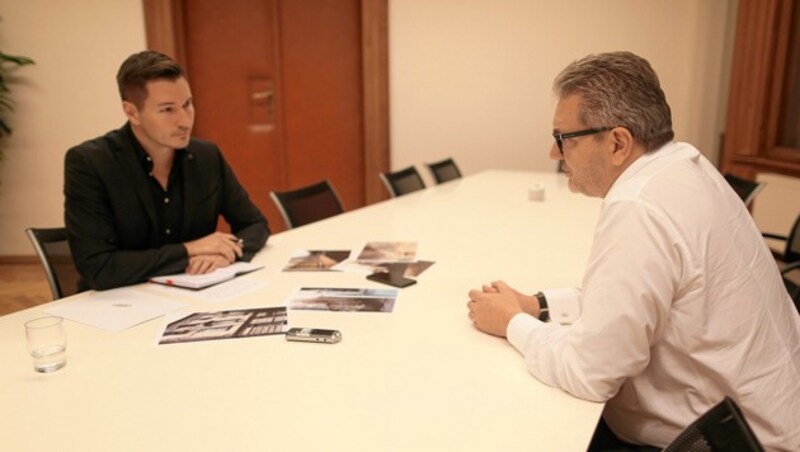 Stadtrat Peter Hacker im Gespräch mit „Krone“-Wien-Ressortleiter Michael Pommer (Bild: Gerhard Bartel)