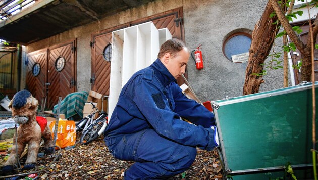 Ein Brandermittler auf dem verwilderten Grundstück. Danach ging es ins Haus. (Bild: Markus Tschepp)