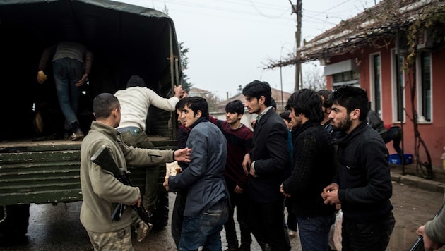 Türkische Grenzschützer haben eine Gruppe afghanischer Flüchtlinge Anfang Dezember in der Grenzstadt Edirne aufgehalten. (Bild: APA/AFP/BULENT KILIC)