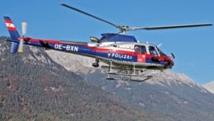 Der Polizeihubschrauber Libelle Tirol half bei der Suche mit. (Bild: Christof Birbaumer / Kronenzeitung)