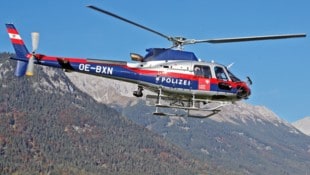 Der Polizeihubschrauber Libelle Tirol half bei der Suche mit. (Bild: Christof Birbaumer / Kronenzeitung)