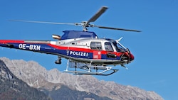 Die Leiche wurde mit dem Polizeihubschrauber Libelle Tirol geborgen. (Bild: Christof Birbaumer / Kronenzeitung)