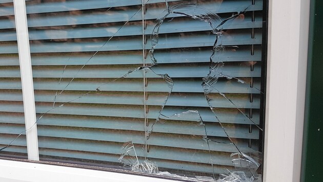 Der Serbe schlug einen Stein durch eine Fensterscheibe des Lokals (Symbolbild). (Bild: Antal Imre)