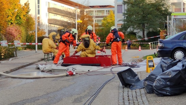 Die Feuerwehr Neuhofen/Innkreis sperrte den Gefahrenbereich großräumig ab (Bild: FF Neuhofen im Innkreis)