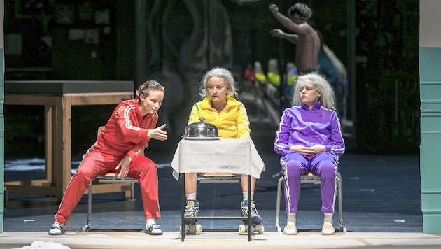Sarah Sophia Meyer, Tamara Semzov und Julia Franz Richter als Physiker-Trio am Grazer Schauspielhaus (Bild: Johanna Lamprecht)