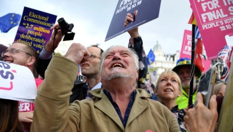 Anti-Brexit-Demonstranten jubeln über die Vertagung der Entscheidung. (Bild: AP)