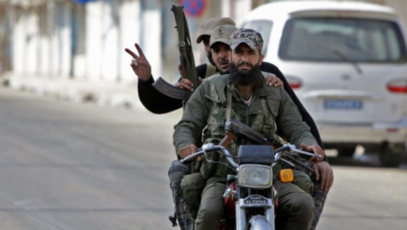 Syrische Unterstützer der türkischen Armee im Kampf gegen die Kurden (Bild: APA/AFP/Bakr ALKASEM)