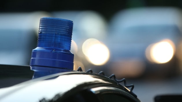 Mit Blaulicht nahm die Polizei die Verfolgung auf (Bild: KRONEN ZEITUNG)
