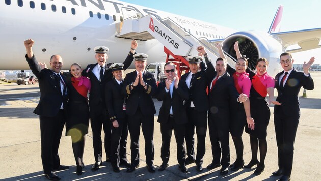 Die Crew und Qantas-CEO Alan Joyce (Mitte) jubelten nach der Landung. (Bild: AFP)