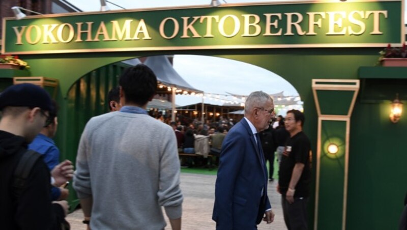 Auch ein Besuch des „Oktoberfestes“ stand in Yokohama am Programm. (Bild: APA/HARALD SCHNEIDER)