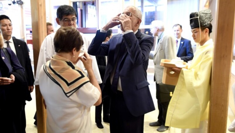 Van der Bellen und seine Frau Doris Schmidauer bei einer traditionellen Teezeremonie (Bild: APA/HARALD SCHNEIDER)