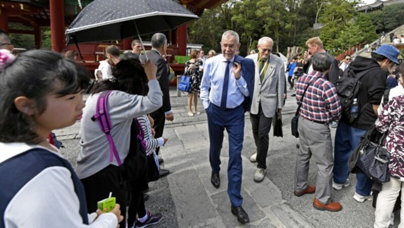 Van der Bellen mischt sich unter Touristen. (Bild: APA/HARALD SCHNEIDER)