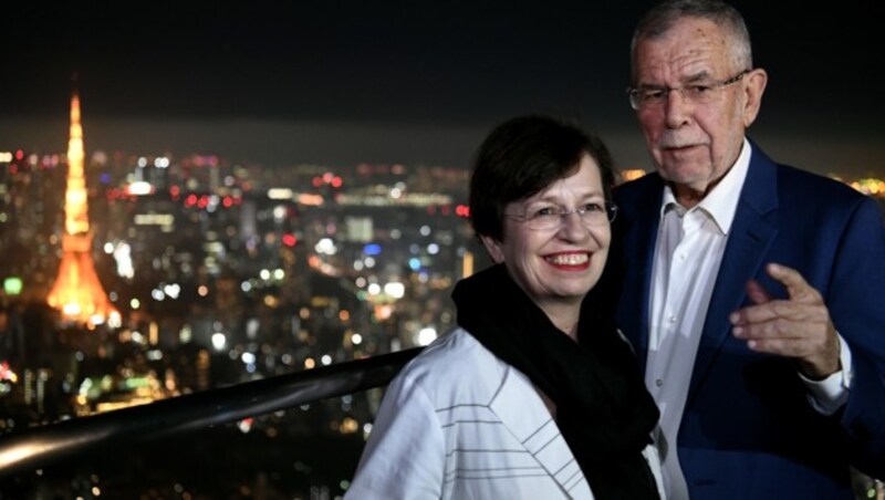 Doris Schmidauer und ihr Ehemann auf dem Skydeck des Roppongi Hills Club in Tokio (Bild: APA/HARALD SCHNEIDER)