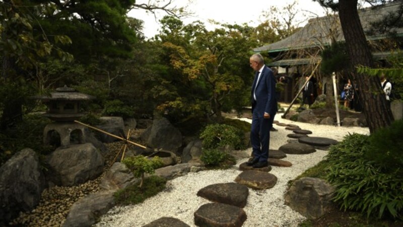 Van der Bellen in einem japanischen Garten in Kamakura (Bild: APA/HARALD SCHNEIDER)