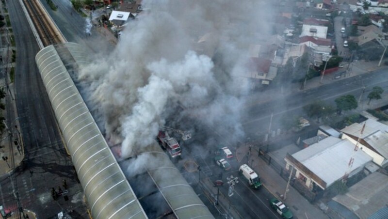 Bei den Protesten in Chile wurden viele Metrostationen und Züge in Brand gesetzt (Bild: APA/AFP/Javier TORRES)