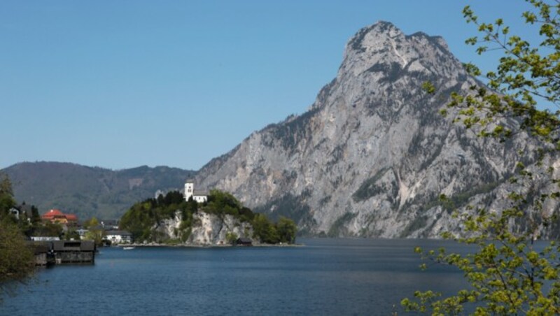 Obwohl der Traunsee genug Wasser hat: Traunkirchen braucht dringend Regen für seine Wasserversorgung. (Bild: rubra)