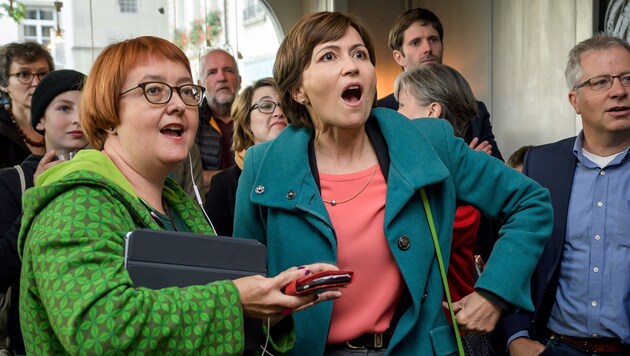 Überraschte Gesichter nach Verkündung der ersten Hochrechnungen bei Regula Rytz (Mitte) und ihren Parteifreunden von den Grünen (Bild: APA/AFP/FABRICE COFFRINI)