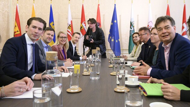 Die beiden Verhandlungsteams von ÖVP und Grünen (Bild: APA/AFP/JOE KLAMAR)