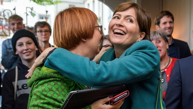 Regula Rytz (rechts) stellt nun den Anspruch auf eine Vertretung der Schweizer Grünen in der Regierung. (Bild: APA/AFP/FABRICE COFFRINI)