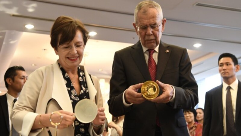 Doris Schmidauer und Bundespräsident Alexander Van der Bellen auf der „Wien Products“-Ausstellung in Tokio. (Bild: APA/HARALD SCHNEIDER)