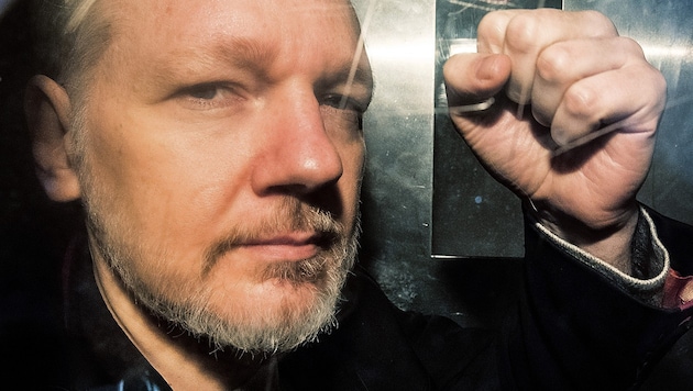 Julian Assange bir cezaevi minibüsünde (Bild: AFP)