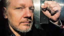 WikiLeaks-Gründer Julian Assange in einem Gefangenentransporter (Bild: AFP)