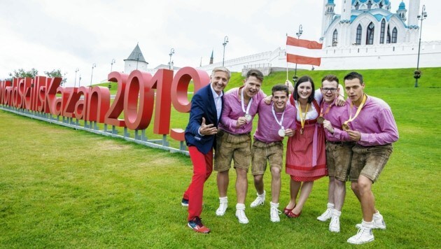 Die steirischen Medaillen-Gewinner bei den World Skills 2019 in Kazan mit Wirtschaftskammer-Präsident Josef Herk (Bild: Kanizaj)