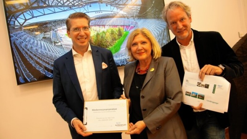 Florian Laszlo von der Observer GmbH, Bürgermeisterin Maria-Luise Mathiaschitz und Helmuth Micheler vom Tourismusverband zogen eine positive Zwischenbilanz über For Forest: Enormes Medieninteresse bedeutet riesengroße Werbung. (Bild: Uta Rojsek-Wiedergut)