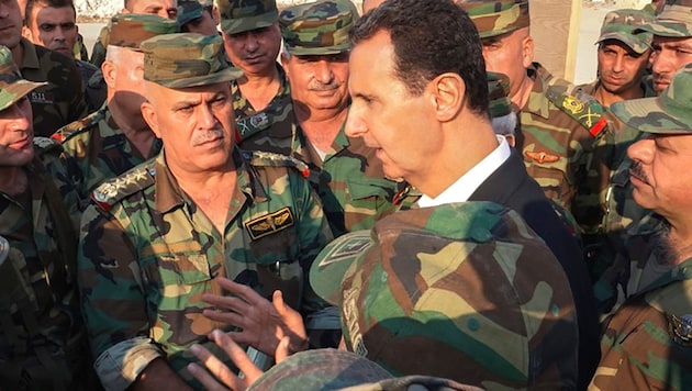 Syriens Machthaber Bashar al-Assad auf Truppenbesuch in der Provinz Idlib (Bild: AFP)