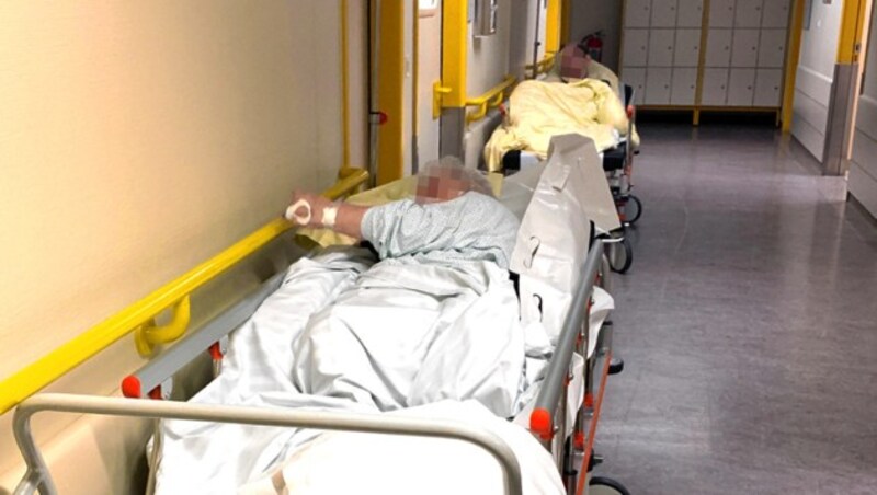 Dieses Foto aus dem Donauspital wurde der „Krone“ zugespielt. Es zeigt zwei Patienten in Betten auf dem Klinikgang. (Bild: zVg)