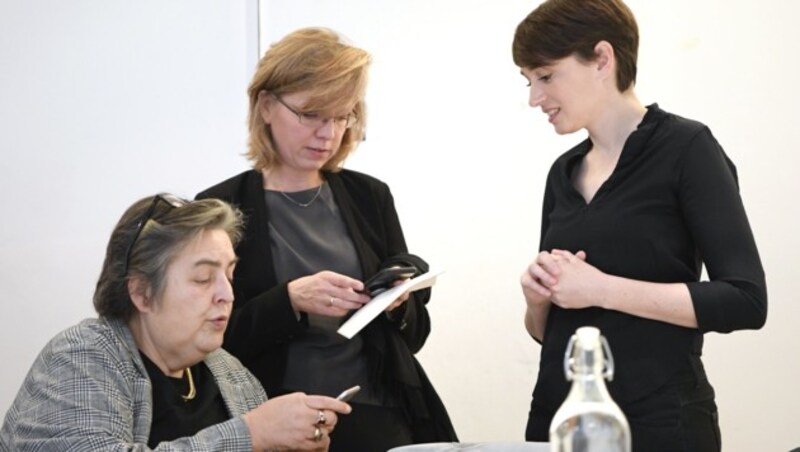 von links nach rechts: Eva Blimlinger, Leonore Gewessler und Sigrid Maurer anlässlich eines Arbeitstreffens des neuen grünen Parlamentsklubs in Wien (Bild: APA/HANS KLAUS TECHT)