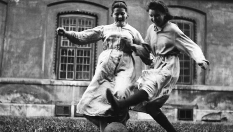 Damenfußball in der Kärntner Nachkriegswelt - die Besatzer gelten ja als die Erfinder des Sports. (Bild: ÖNB)