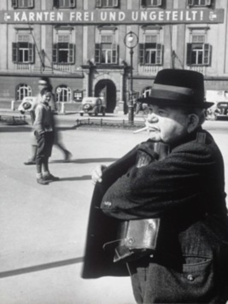  Das Foto entstand am 10. Oktober 1950 vor dem Klagenfurter Rathaus. (Bild: ÖNB)
