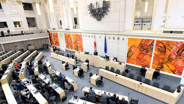 Der Bundesrat führt seine Sitzungen derzeit im Parlamentsausweichquartier in der Wiener Hofburg (Bild: APA/HELMUT FOHRINGER)