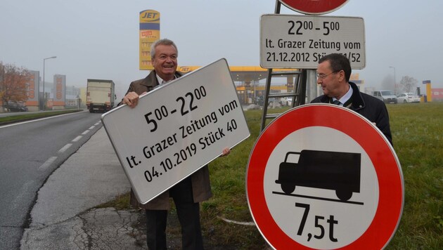 Am 23. Oktober wurden die ersten Tafeln in Liezen aufgestellt - mit Landesrat Anton Lang (links) und Bezirkshauptmann Josef Dick (Bild: Heinz Weeber)