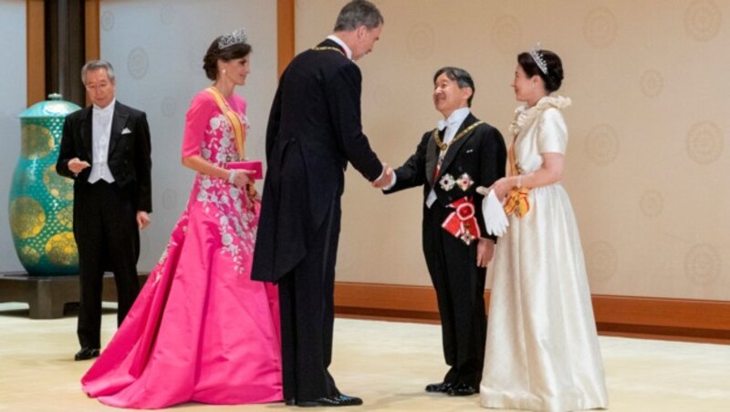 Kaiser Naruhito und Kaiserin Masako heißen König Felipe und Königin Letizia willkommen. (Bild: AFP or licensors)