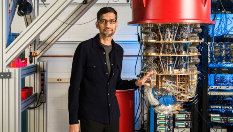 Google-Boss Sundar Pichai neben dem Rechner seines Quantum-Teams. (Bild: Google)