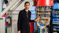Google-Boss Sundar Pichai neben dem Rechner seines Quantum-Teams. (Bild: Google)