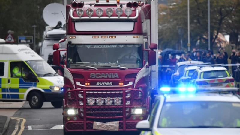 Der Lkw, in dem 39 tote Migranten gefunden wurden, wird zu weiteren Untersuchungen weggebracht. (Bild: AFP)