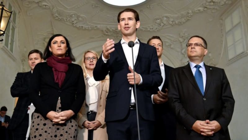 Das Sondierungsteam der ÖVP (von links): Stefan Steiner, Elisabeth Köstinger, Margarete Schramböck, Sebastian Kurz, Gernot Blümel und Klubobmann August Wöginger (Bild: APA/HERBERT NEUBAUER)