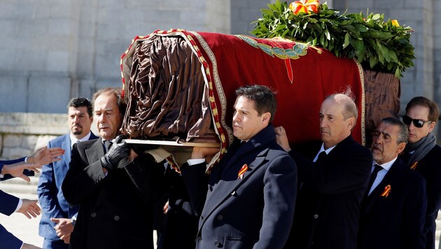 Francos Sarg wird aus dem Mausoleum getragen. (Bild: AFP)