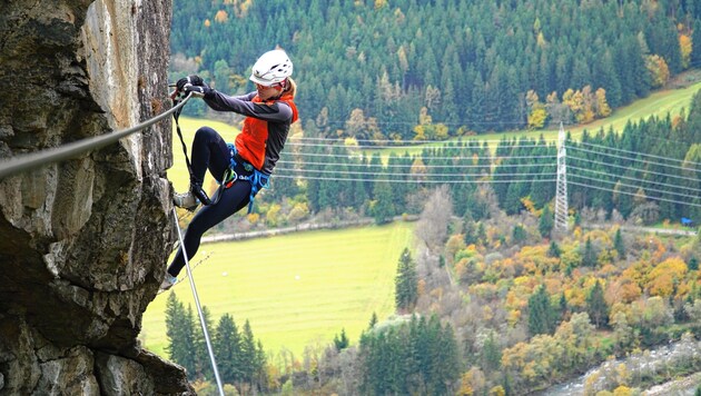 Die sportliche Michelle Jenull fühlt sich im Klettersteig sichtlich wohl. Hier ist sie kurz vor der ausgesetzten, spektakulären Seilbrücke. (Bild: Wallner Hannes)