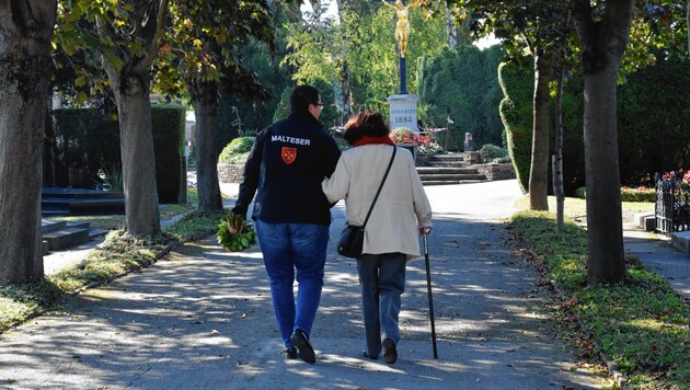 Wenn der Weg alleine zu beschwerlich ist, begleiten Freiwillige ältere Menschen zu Gräbern lieber Verstorbener. (Bild: Malteserorden-Stögner)