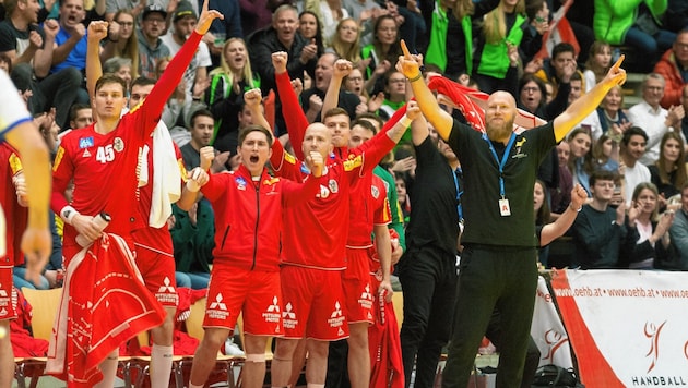 Handball-Teamchef Ales Pajovic (re.) will auch in den Tests gegen Serbien und Holland jubeln. (Bild: DIETMAR STIPLOVSEK / APA / picturedesk.com)