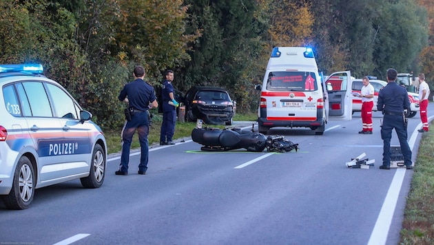 Polizisten, Rettungssanitäter und der Notarzt konnten dem 33-jährigen Motorradfahrer nicht mehr helfen. (Bild: Pressefoto Scharinger © Daniel Scharinger)