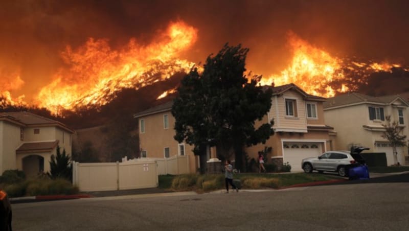 Unglaublich nah: die Waldbrände bei Santa Clarita (Bild: AP)