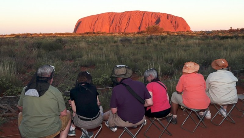 Die Beobachtung des Sonnenauf- oder -untergangs am Uluru ist für viele Touristen ein Highlight ihres Australien-Urlaubs. (Bild: AP)