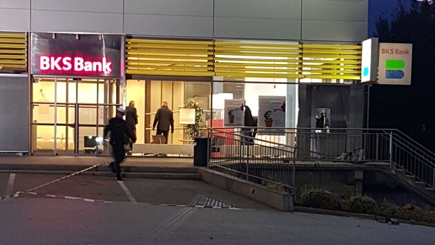 Der Bankomat befindet sich an der Außenwand der Bankfiliale. (Bild: Georg Franz Bachiesl)